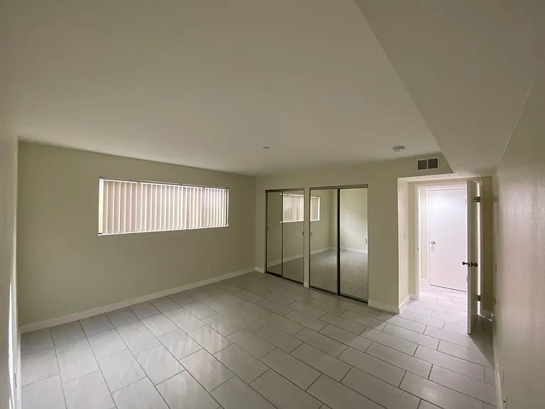 Tarzana Terrace Apartments — Photo 14