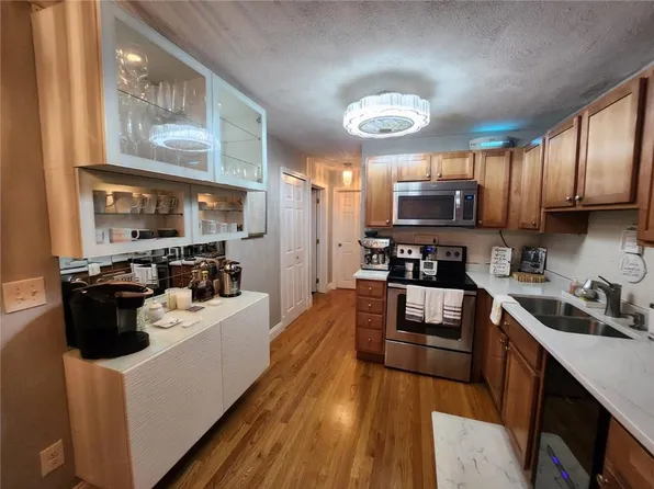 1190 Charles St APT 32, Lincoln, RI 02865