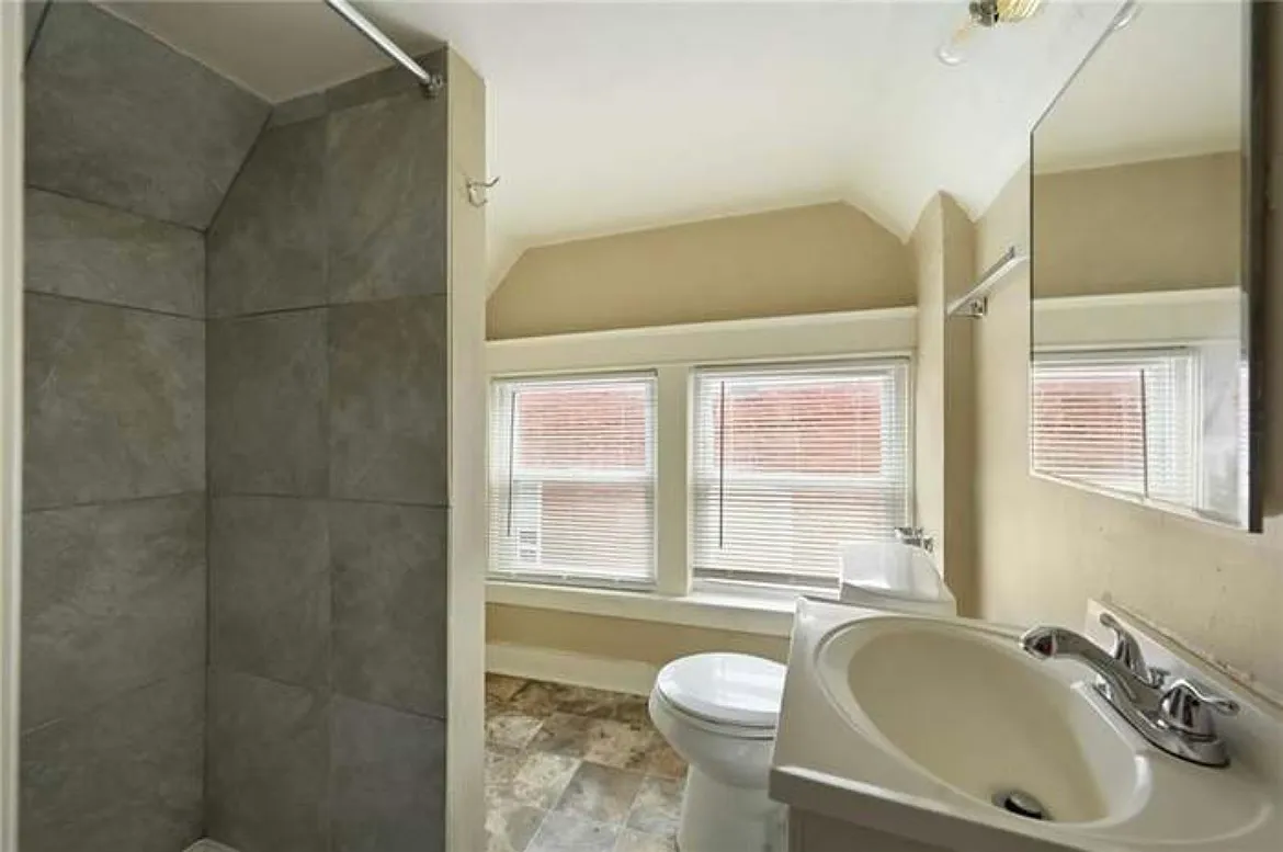 4 bed, 2.5 bath, 1900 sqft, $700 — Photo 2