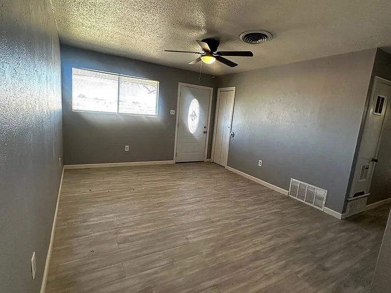 2206 Lyndale Dr — Photo 2