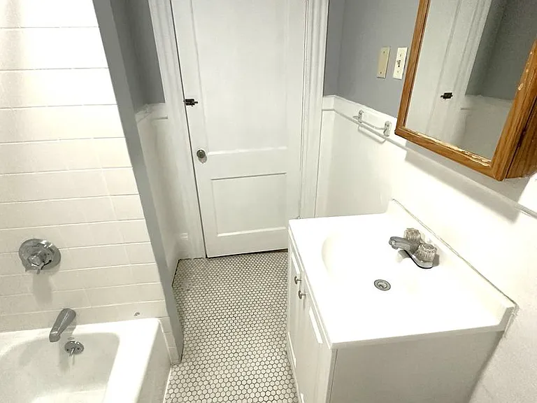 210 Howell St — Photo 11