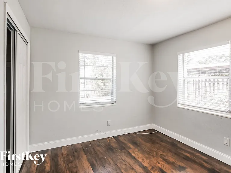 2550 NE 8th Ave — Photo 12