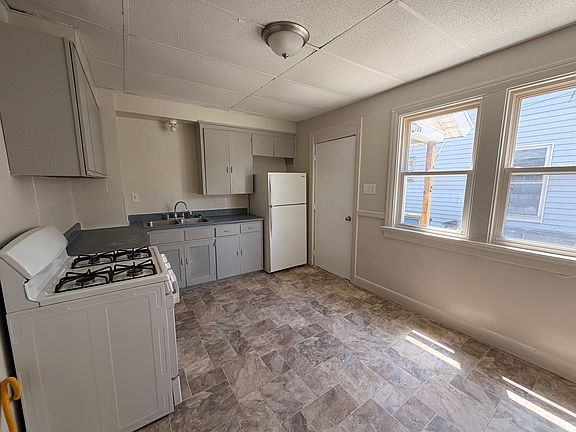 2nd image of 425 Baden St #1