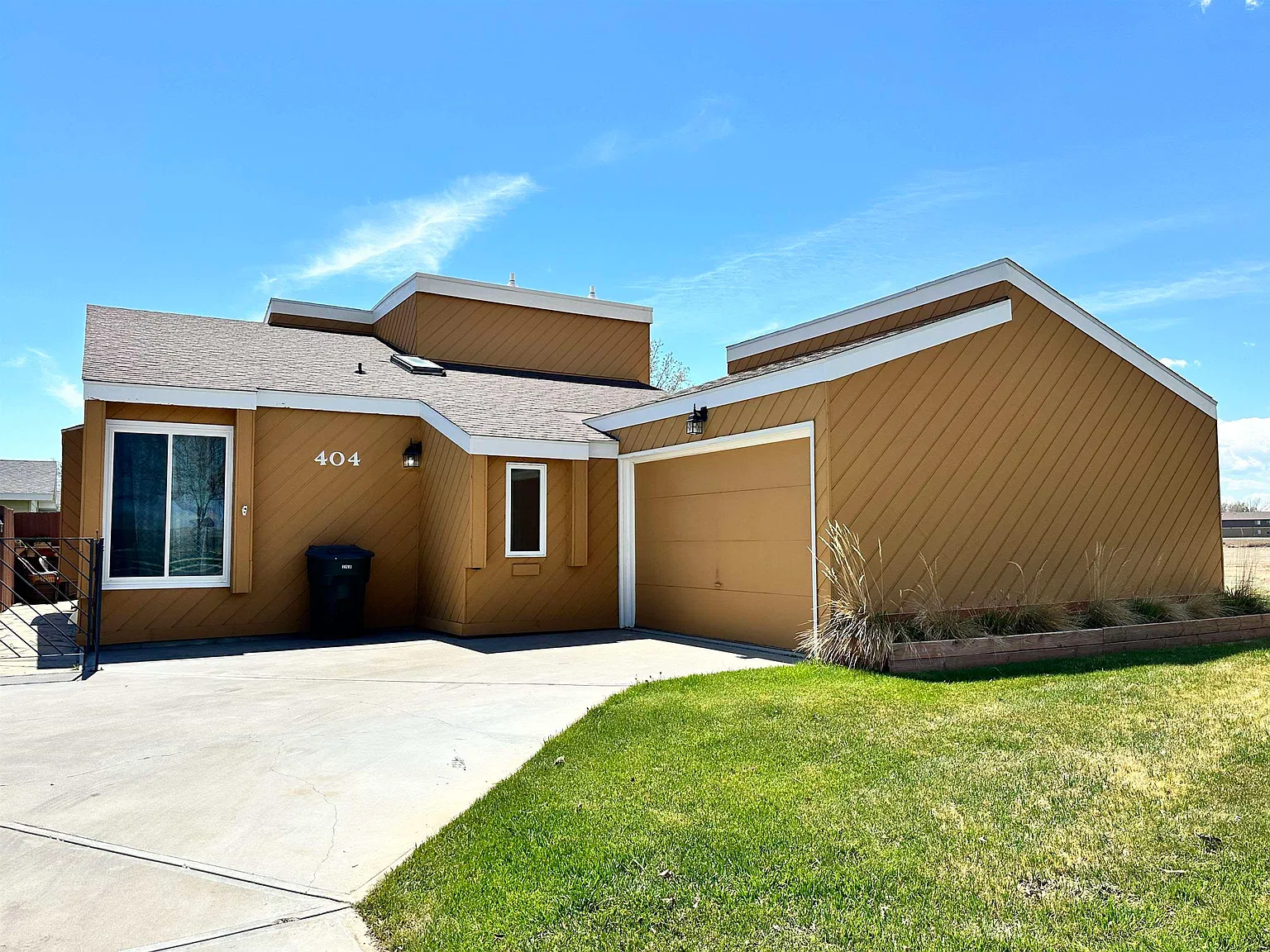 3 bed, 2.0 bath, 1477 sqft, $1,700 — Photo 2