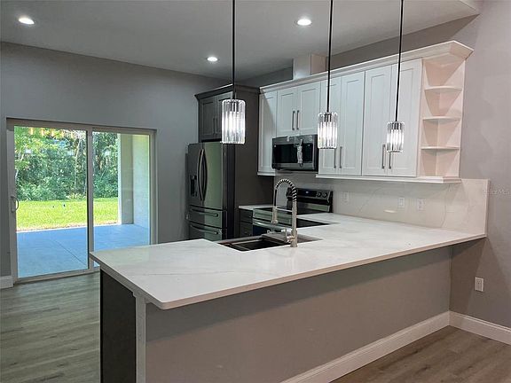 4th image of 27 Fanshawe Ln #A