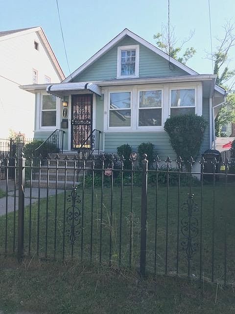 3-Bed, 2 Full Bath Colonial w/full basement.