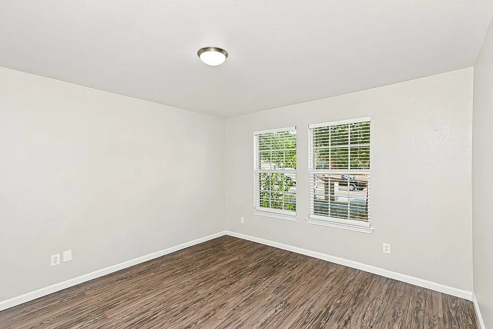 4 bed, 2.0 bath, 2105 sqft, $2,470 — Photo 3