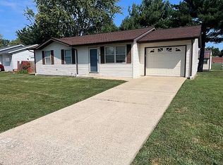 4 Adams St, Smithton, IL 62285