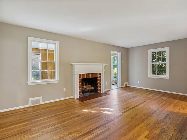 5212 Augusta St — Photo 11