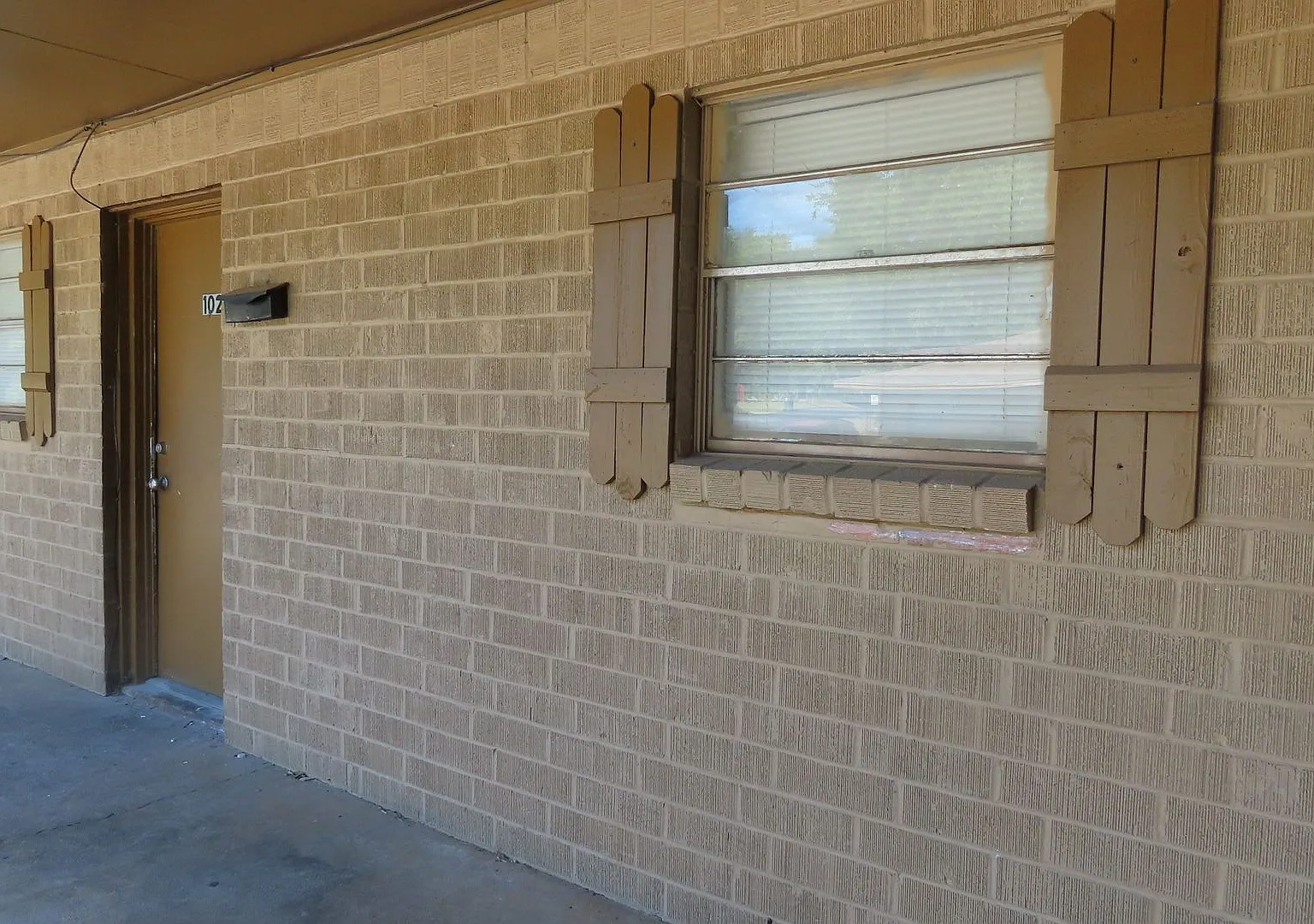 Cozy Two Bedroom One Bathroom Apartment, Water and Lawn Included! — Photo 1