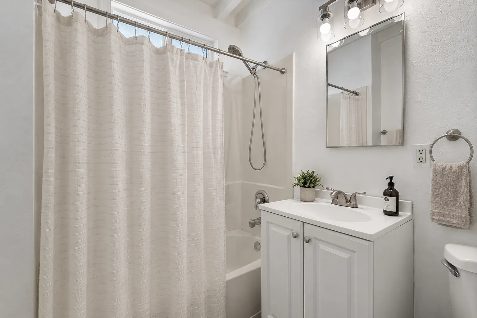 1 bed, 725 sqft, $1,975 — Photo 3