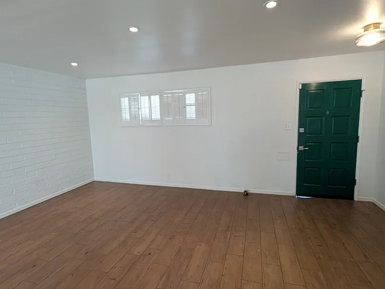 420 W Cheery Lynn Rd — Photo 2