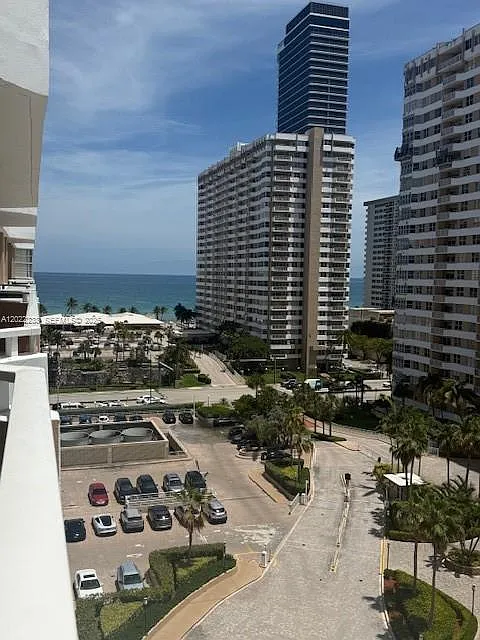 Hemispheres Condo — Photo 4