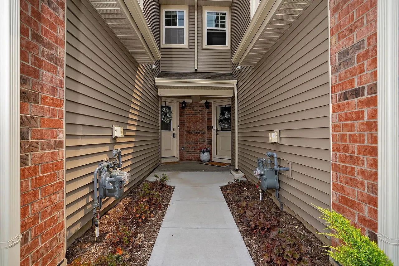 3 bed, 2.5 bath, 1650 sqft, $2,600 — Photo 2