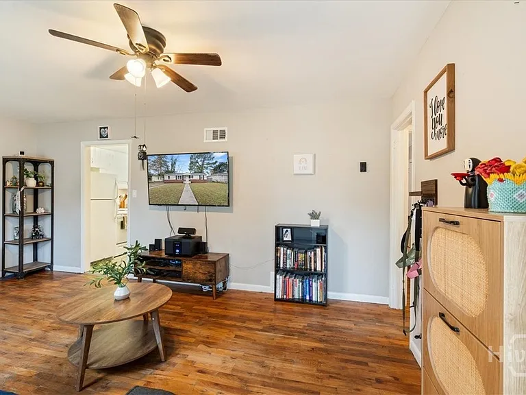 325 Manor Dr — Photo 2