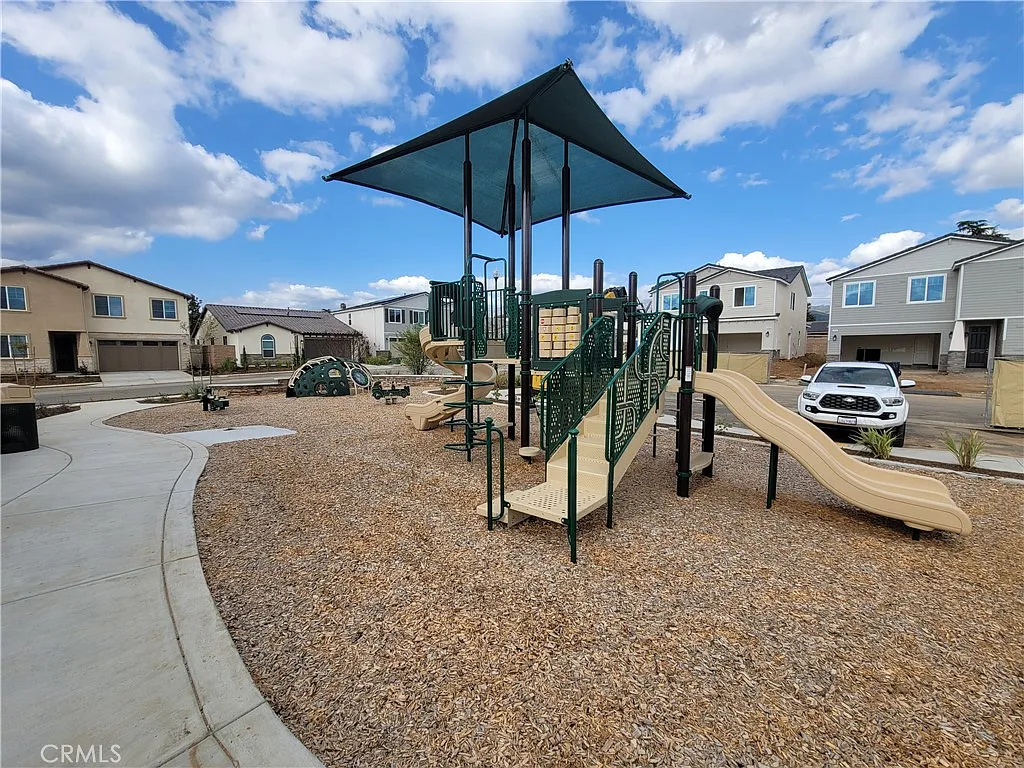 5 bed, 2712 sqft, $3,395 — Photo 3
