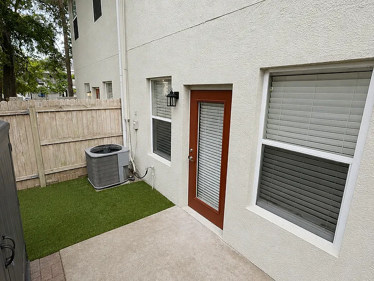 703 Charles Ct S — Photo 38