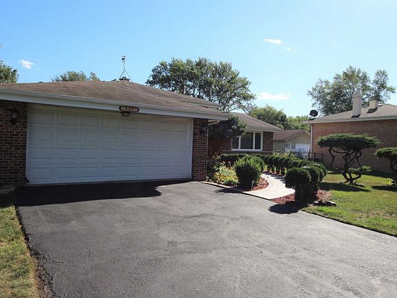 2nd image of 927 E Gardenia Ln