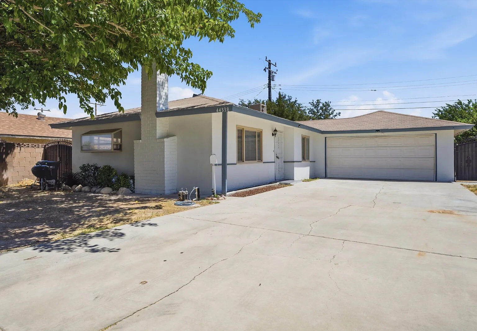 3 bed, 2.0 bath, 1014 sqft, $2,560 — Photo 2