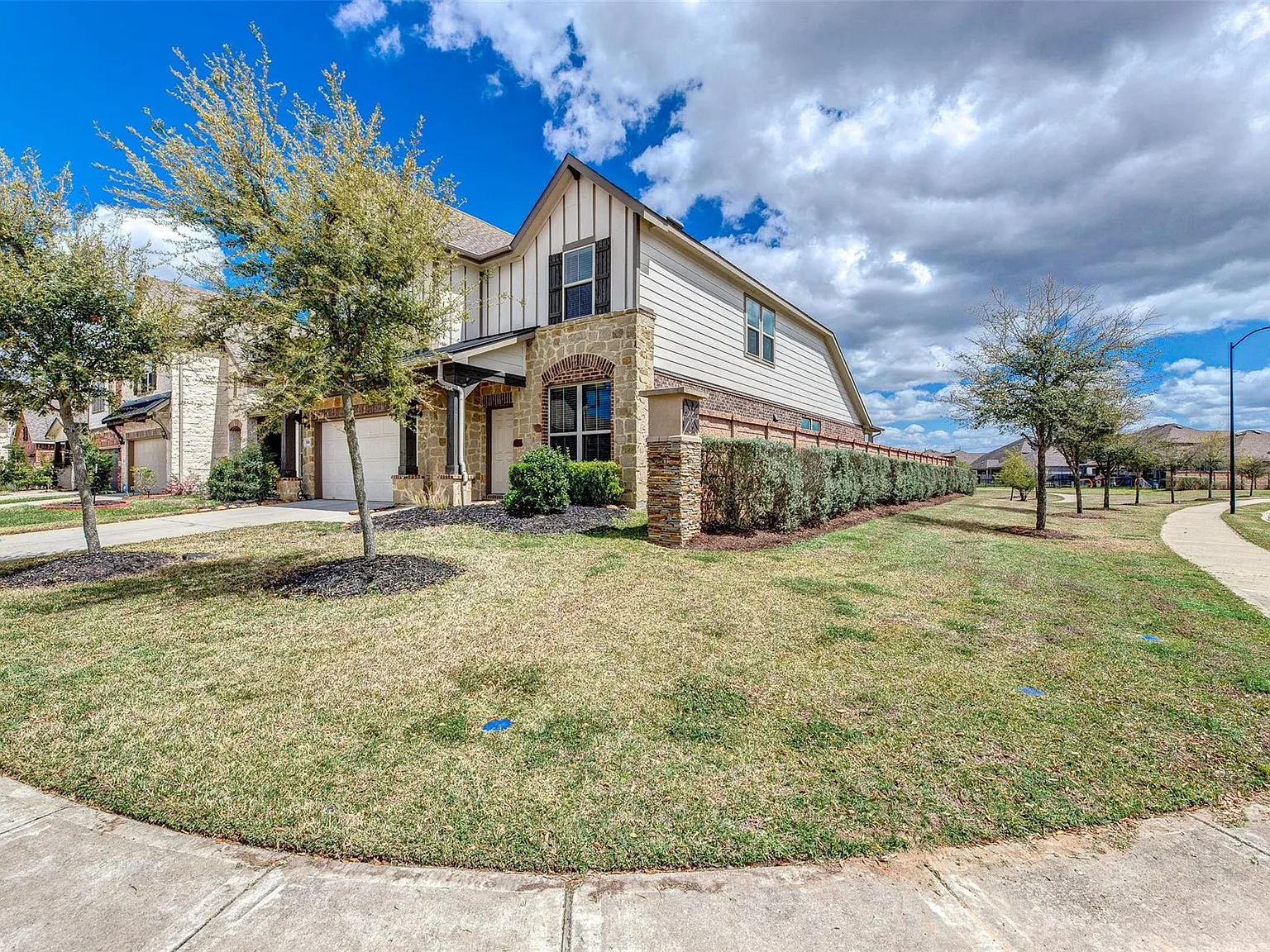 4 bed, 3.5 bath, 2721 sqft, $2,750 — Photo 2