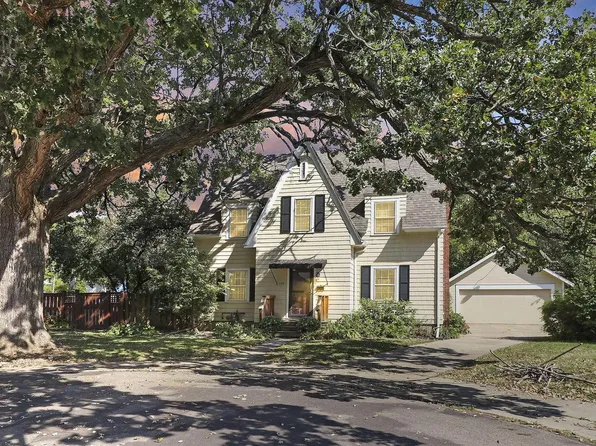 725 Burr Oak COURT, Delavan, WI 53115