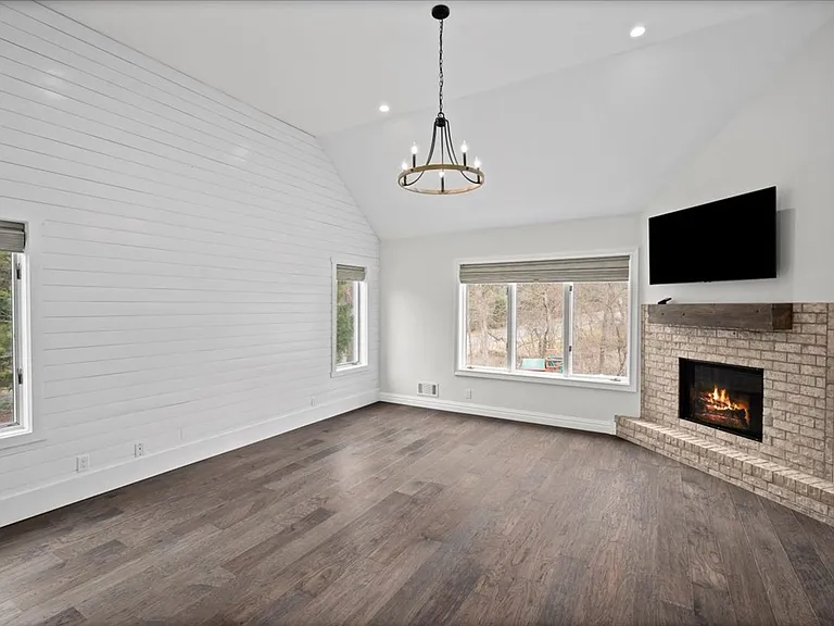 745 Iris Ct — Photo 21
