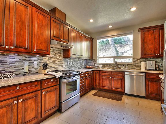 5th image of 328 Creekside Village Dr