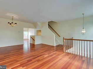 2448 Rolling Plains Dr, Herndon, VA 20171