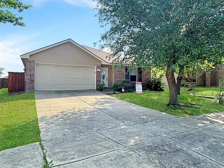 1217 Caroline Dr — Photo 1
