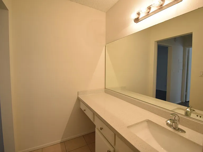6115 Whitsett Ave — Photo 7