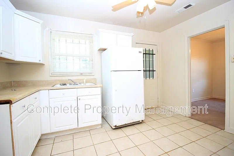 3 bed, 1.0 bath, 1192 sqft, $1,400 — Photo 3