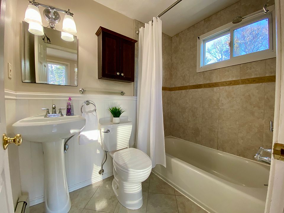 Full bathroom with tiled shower/tub.