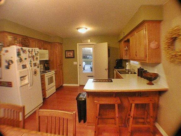 5th image of 705 S Daniel Ln