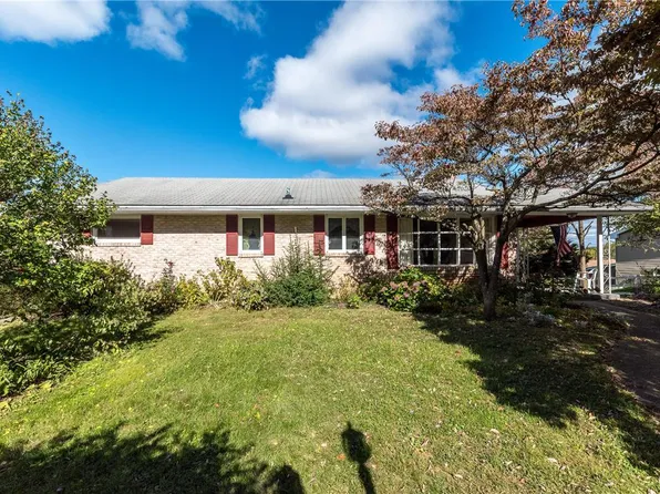 5355 S Mountain Dr, Emmaus, PA 18049