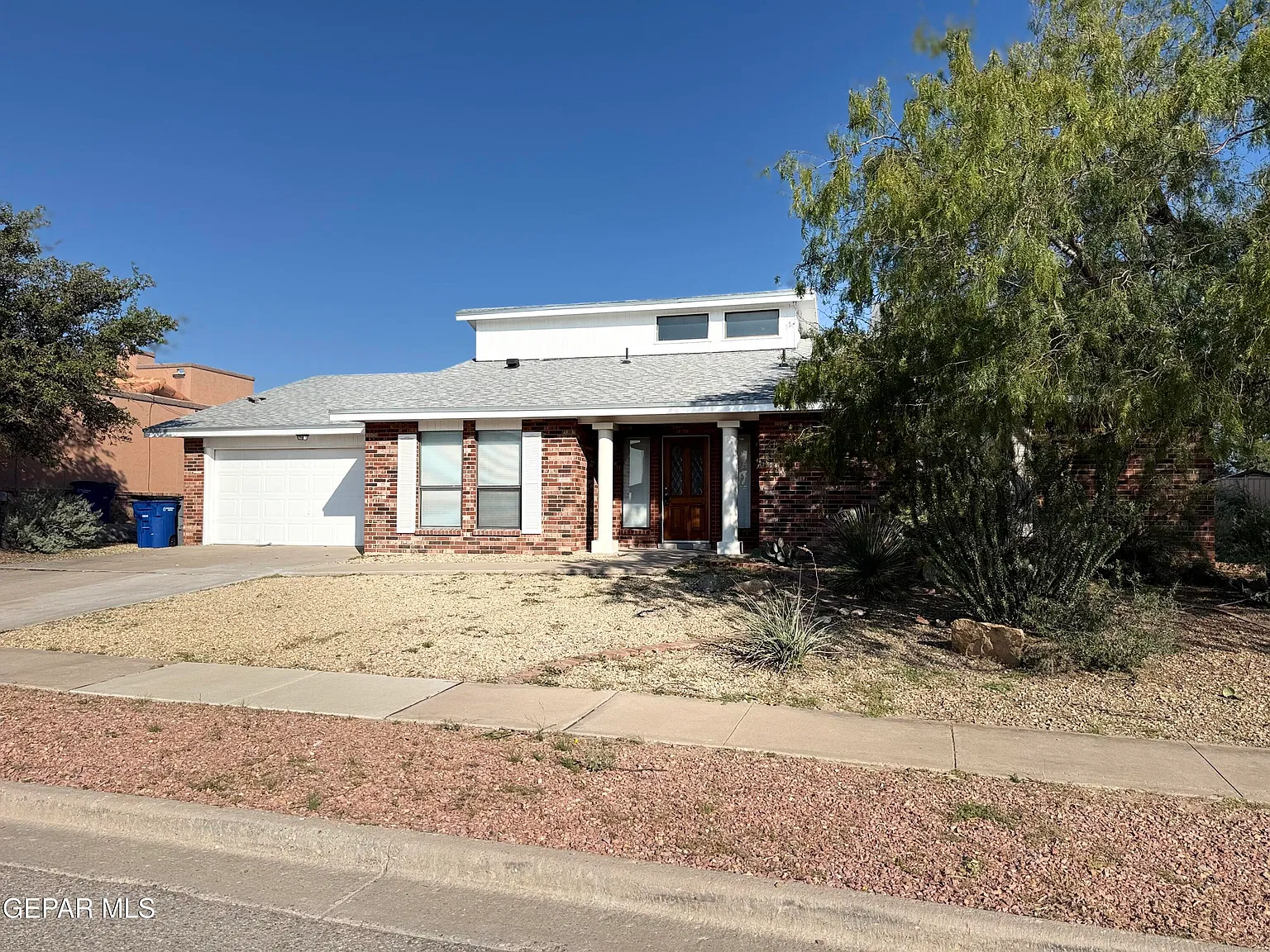 3 bed, 2.0 bath, 1959 sqft, $2,400 — Photo 2