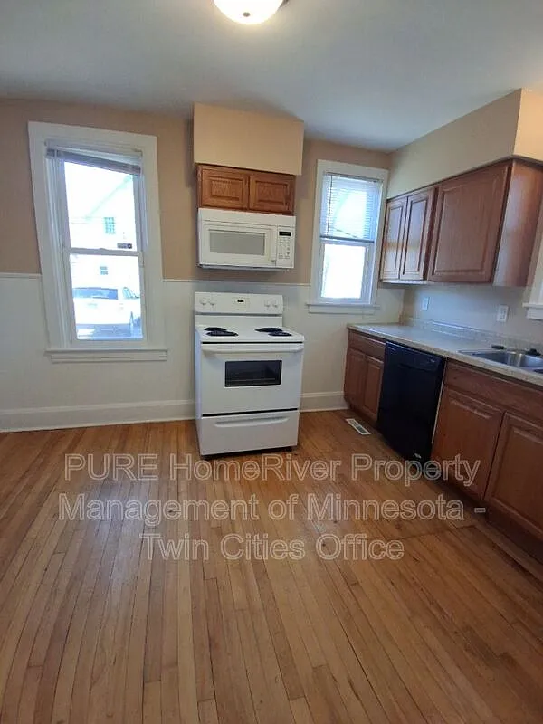 3 bed, 1.0 bath, 700 sqft, $1,525 — Photo 3