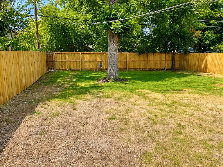 2539 Emmett St — Photo 11