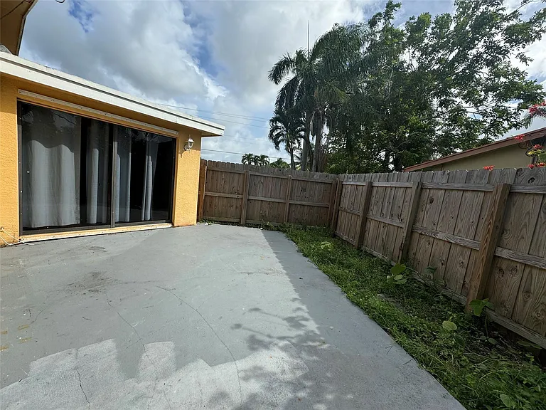 6101 NW 18th St — Photo 20