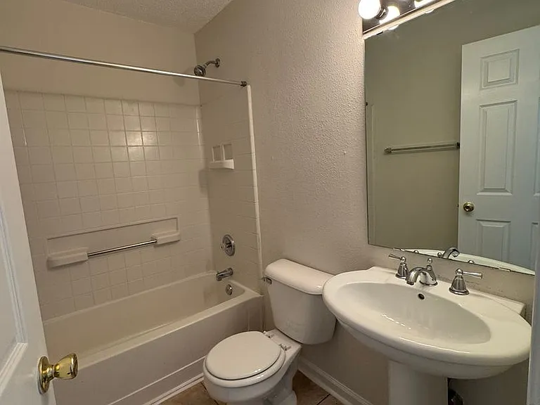 1209 Porchester Ln — Photo 19