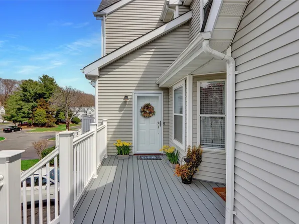 95 Leeward Ln, Port Jefferson, NY 11777