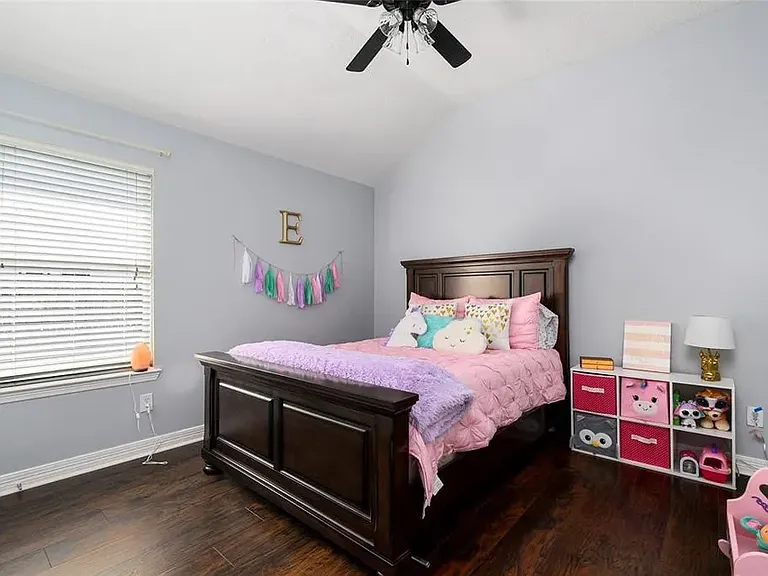 1910 Caroline Ave — Photo 11