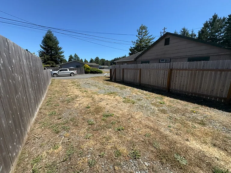 360 1/2 Pleasant Ave — Photo 11