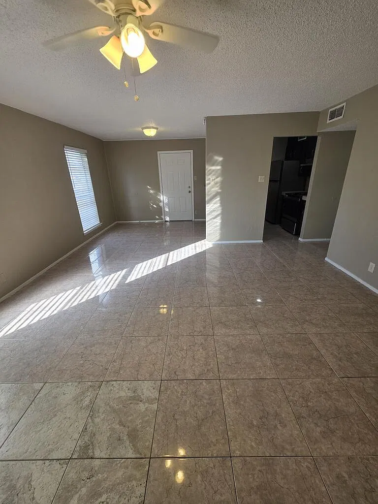 2 bed, 1.0 bath, 984 sqft, $1,400 — Photo 3