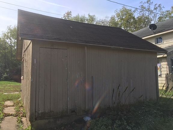 4th image of 438 W Main St
