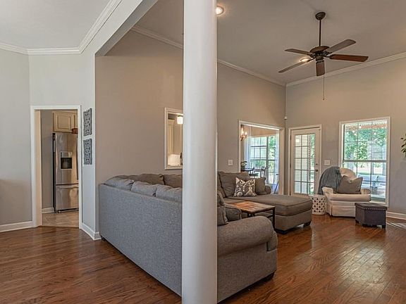 3rd image of 123 Creekside Dr