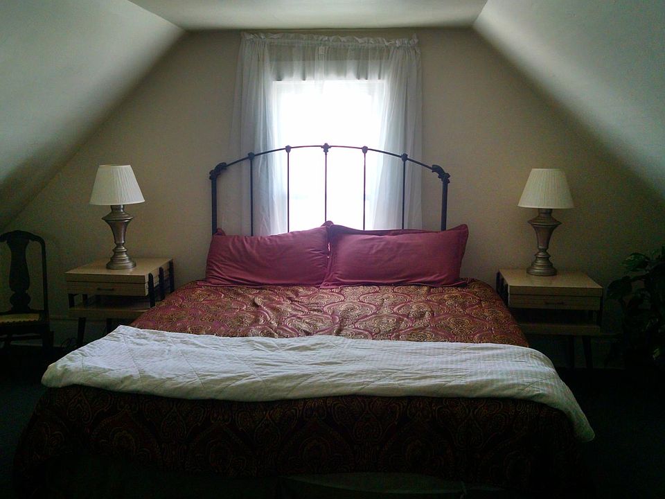 2nd image of 816 W 11th St