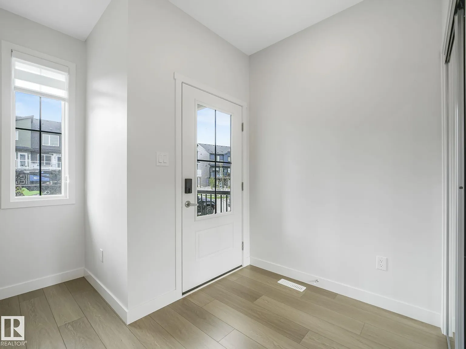 3 bed, 2.5 bath, 1292 sqft, $2,100 — Photo 4
