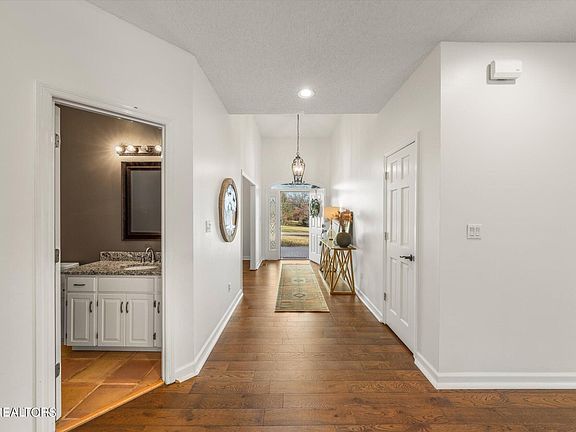 5th image of 207 Fairlane Dr