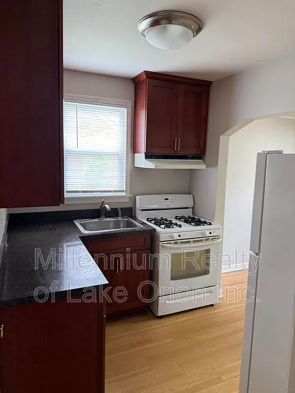3 bed, 1.0 bath, 1100 sqft, $1,495 — Photo 3