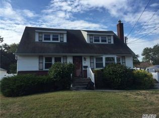 257 42nd St, Lindenhurst, NY 11757